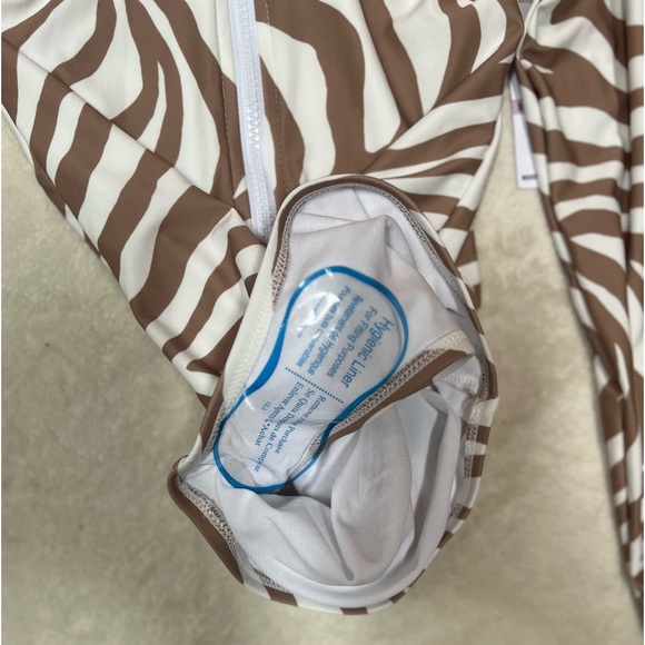 NWT Michael Kors l/s Women’s swimsuit - Picture 6 of 6